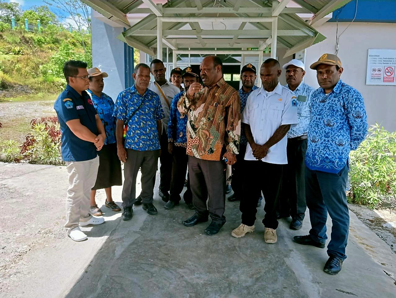 Petugas kesehatan melayani masyarakat Yalimo