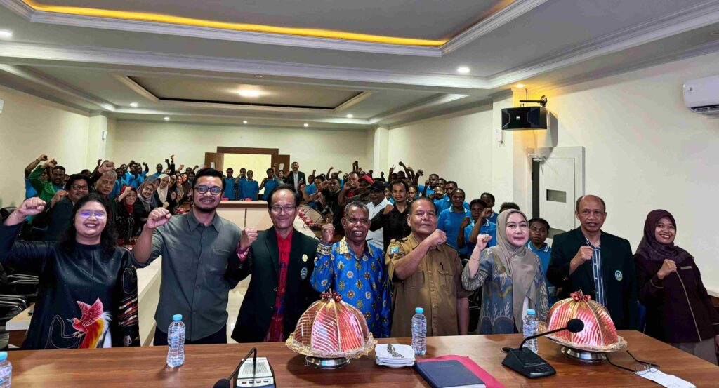 Masyarakat Yalimo berinteraksi dengan petugas kesehatan